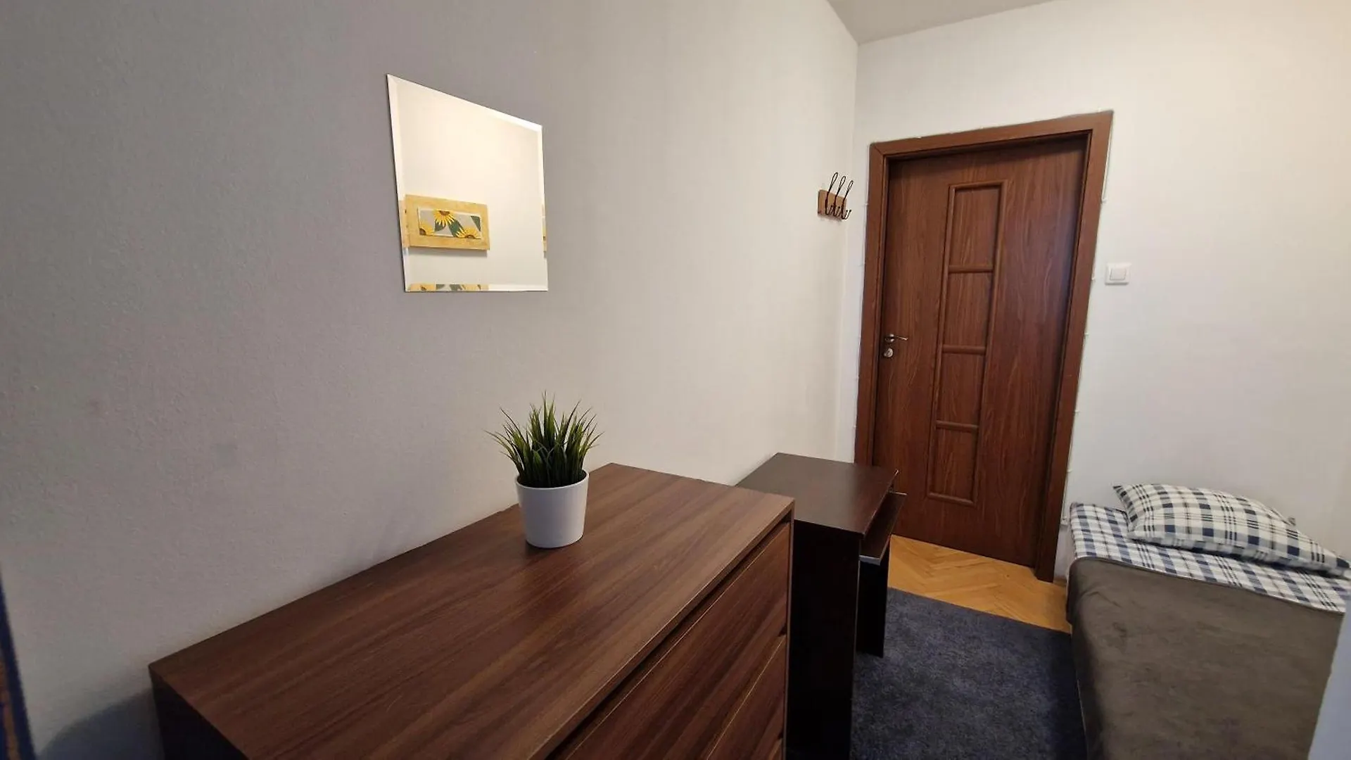 Hostel Niebieski Meander Pokoje Blisko Metra Warsaw Poland